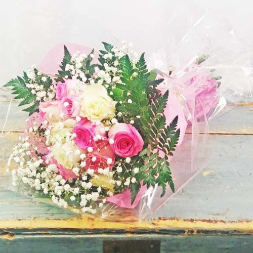 Bouquet noué à la main - Douce affection (une douzaine de roses)